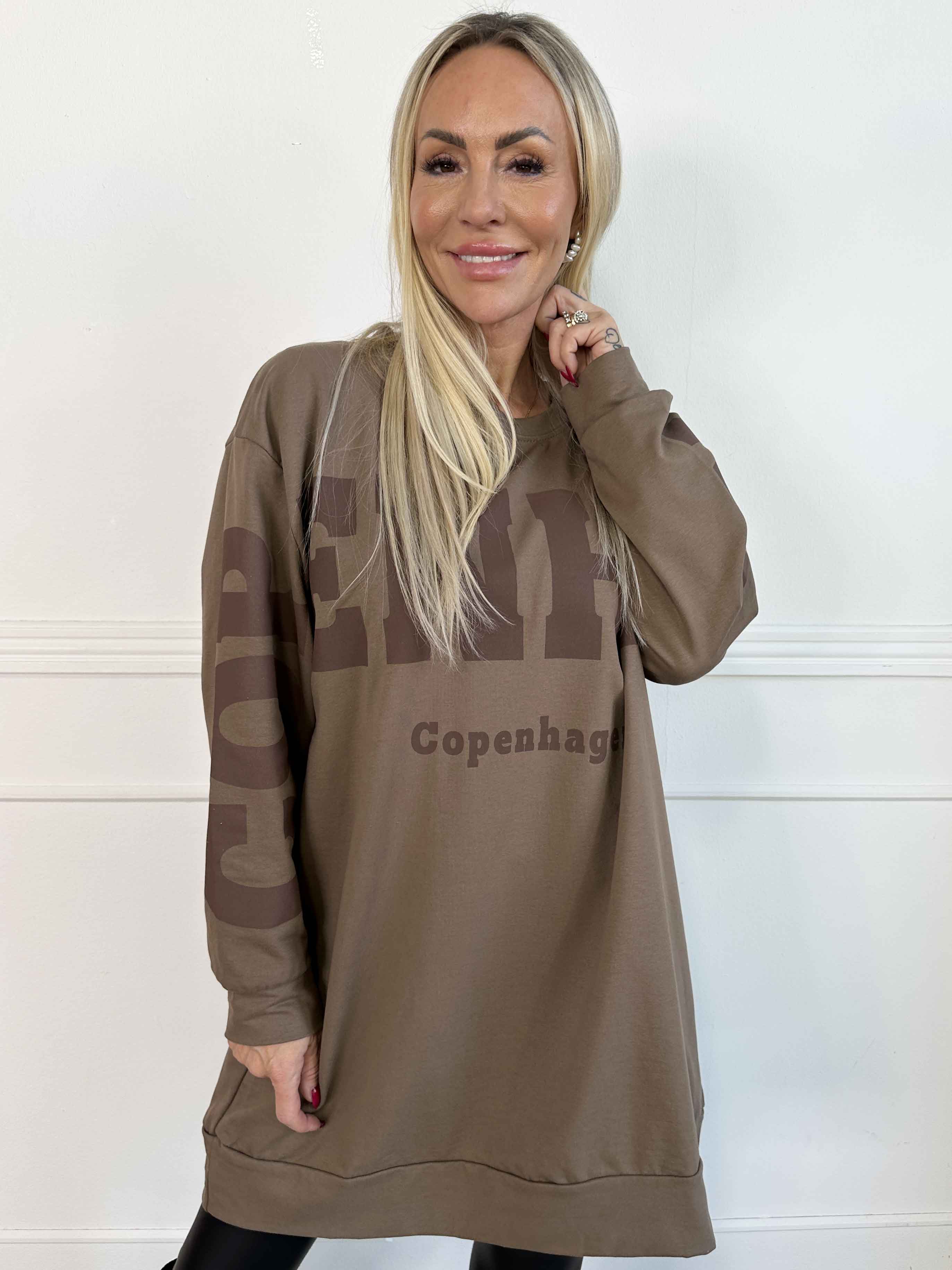 Claudine - Joggingklänning i bomull med texten COPENHAGEN